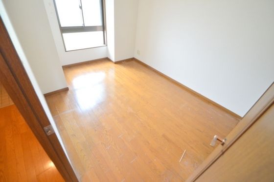 �y���̑������E�X�y�[�X�z�@�m��2���͂��ꂼ��U�蕪����q��ăt�@�~���[�ɂ��I�X�X����