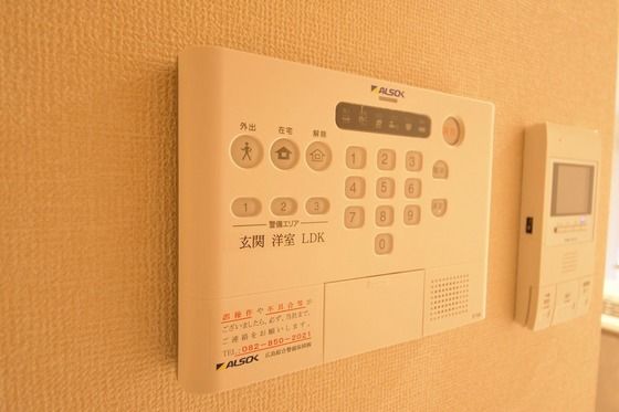 �y�Z�L�����e�B�z�@