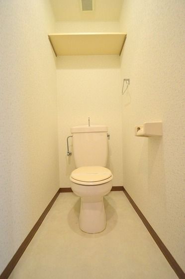 �y�g�C���z�@�㕔�ɂ͎��[�X�y�[�X���L���