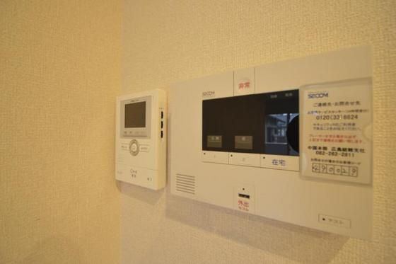 �y�Z�L�����e�B�z�@