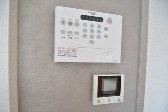 �y�Z�L�����e�B�z�@