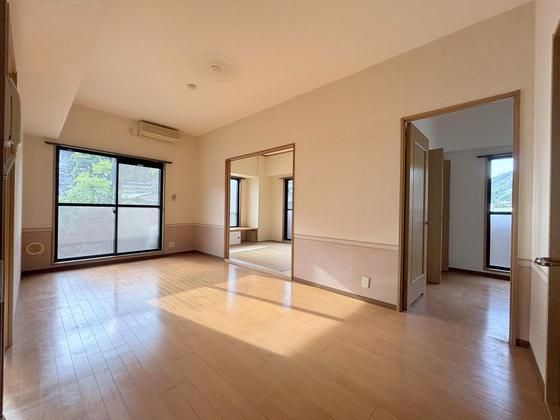 �y�����E���r���O�z�@