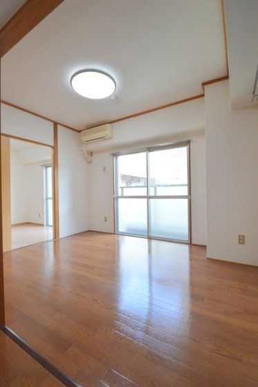 �y�����E���r���O�z�@�L���C�ȃI�[���t���[�����O1�c�j