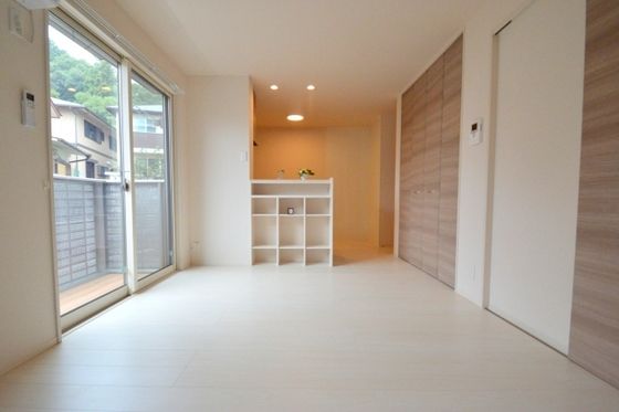 �y�����E���r���O�z�@