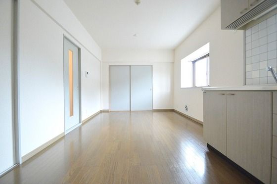 �y�����E���r���O�z�@11���̃��r���O���傫�߂̃\�t�@�[���u���܂���