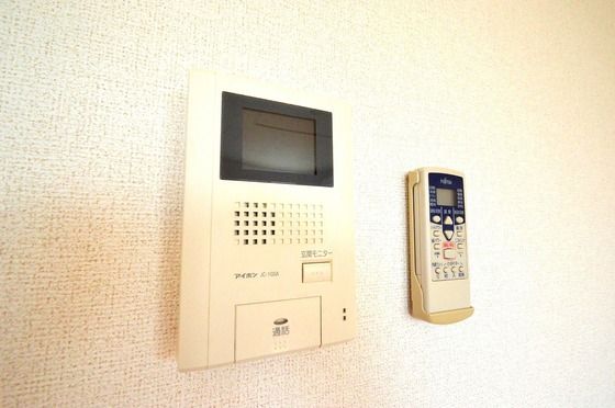 �y�Z�L�����e�B�z�@