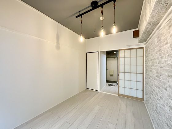 �y�����E���r���O�z�@