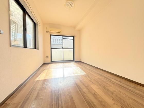 �y�����E���r���O�z�@