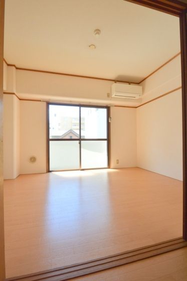 �y�����E���r���O�z�@�L���C�ȃI�[���t���[�����O��Ԃł���