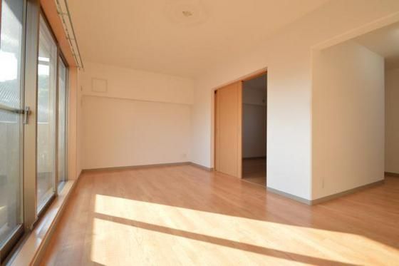 �y�����E���r���O�z�@