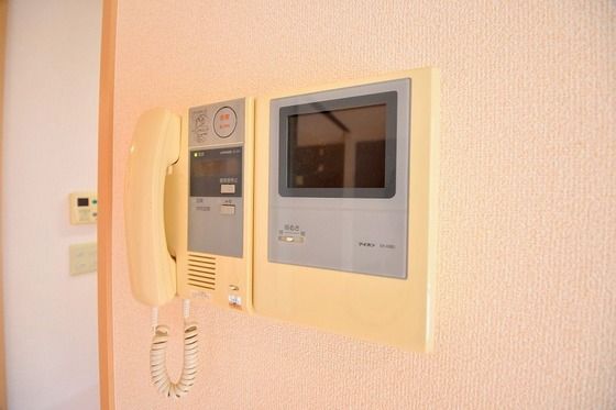 �y�Z�L�����e�B�z�@