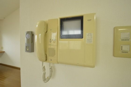 �y�Z�L�����e�B�z�@