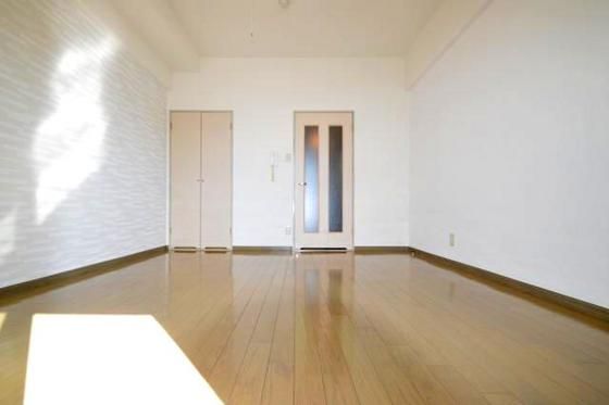 �y�����E���r���O�z�@8���̗m���̓x�b�h�A�\�t�@�[���̔z�u�����₷���Ԏ���