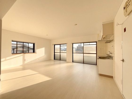 �y�����E���r���O�z�@