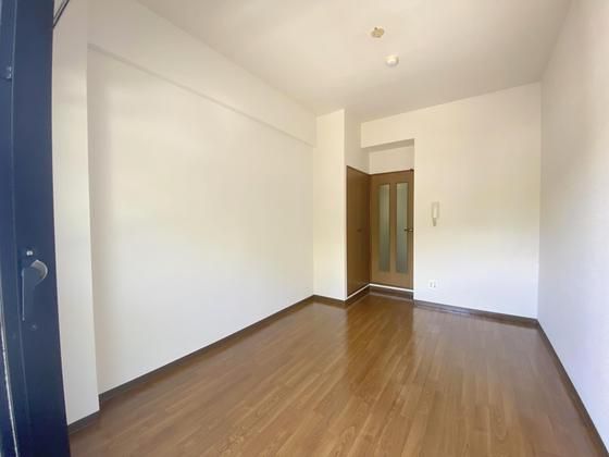 �y�����E���r���O�z�@