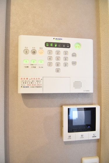 �y�Z�L�����e�B�z�@