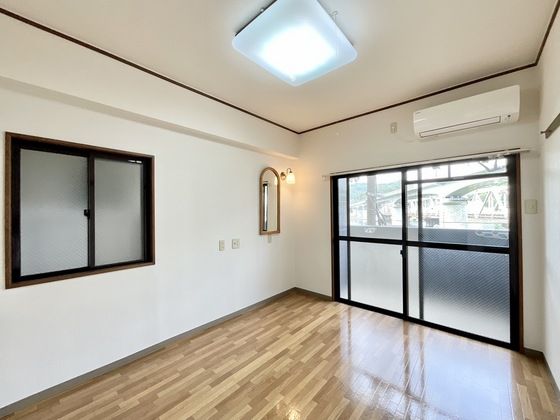 �y�����E���r���O�z�@