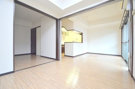 �y�����E���r���O�z�@