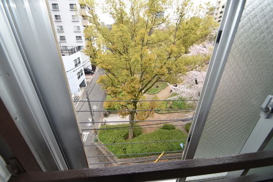 �y���]�z�@