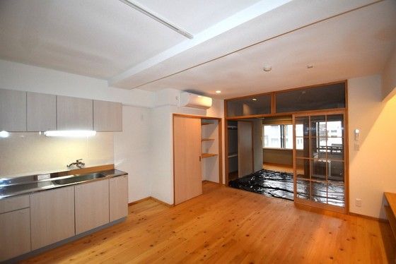 �y�����E���r���O�z�@