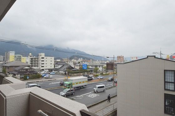 �y���]�z�@�ڂ̑O�ɑ傫�Ȍ����������A�J���I�Ȍ����炵��