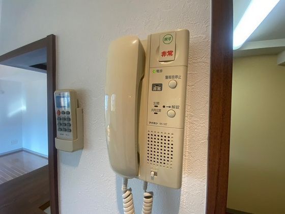 �y�Z�L�����e�B�z�@